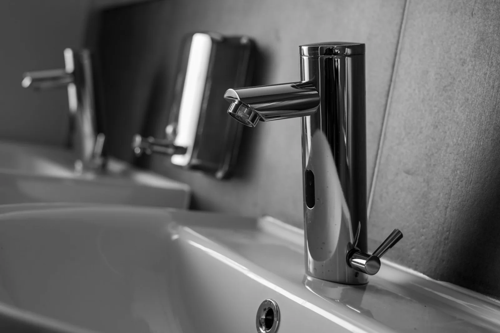 Hauteur du robinet WC : normes, mesures et installation