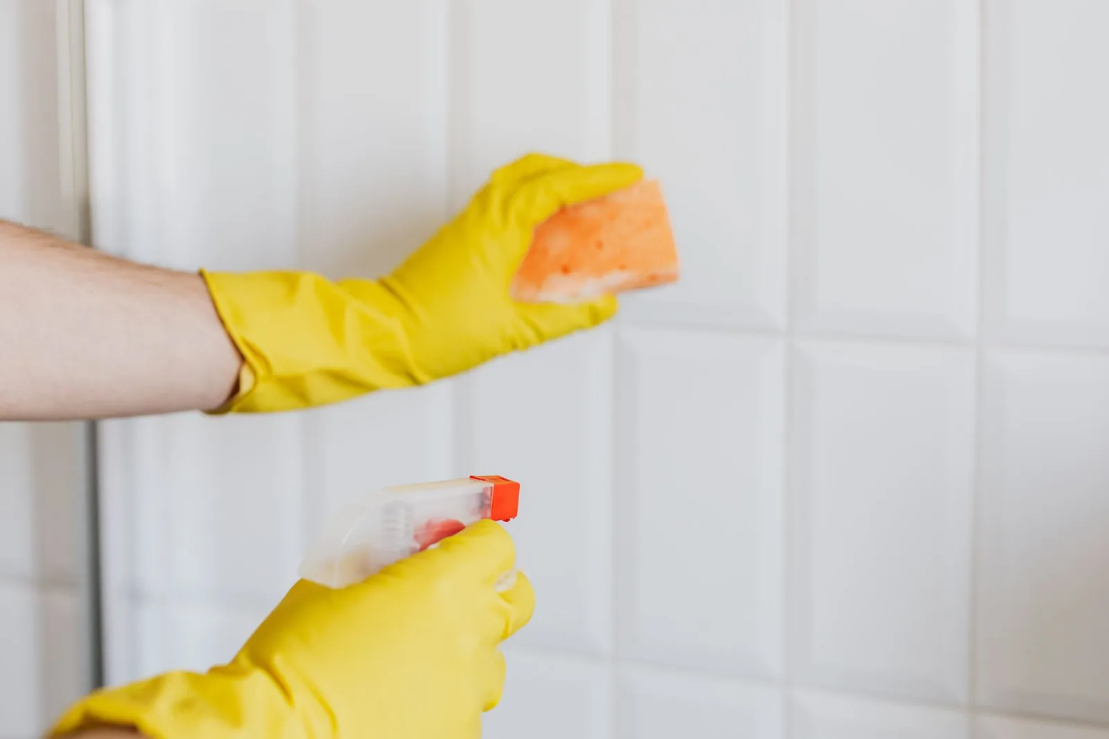 Enlever du silicone sur du carrelage sans l’abîmer