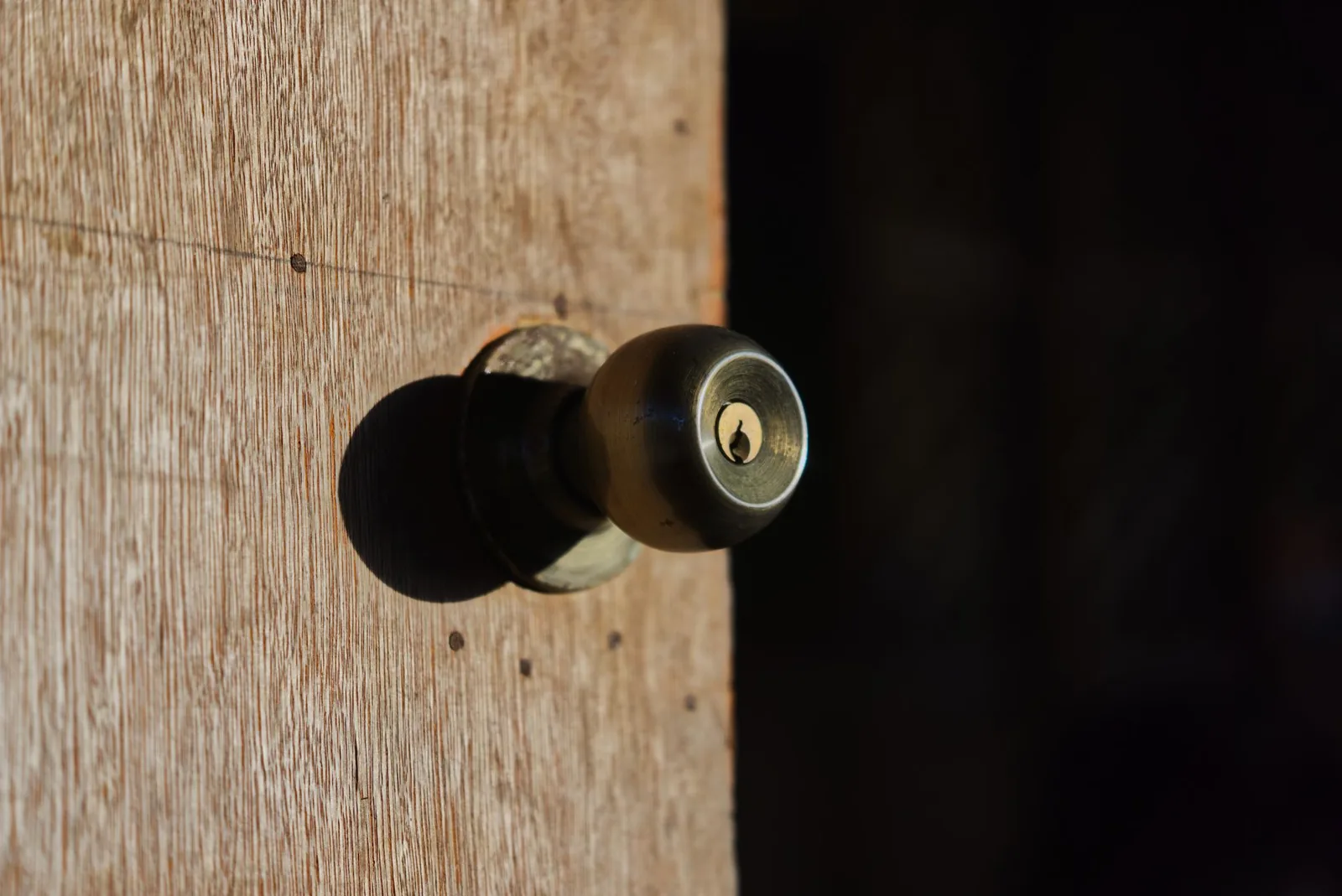 Poignée de porte impossible à enlever : solutions