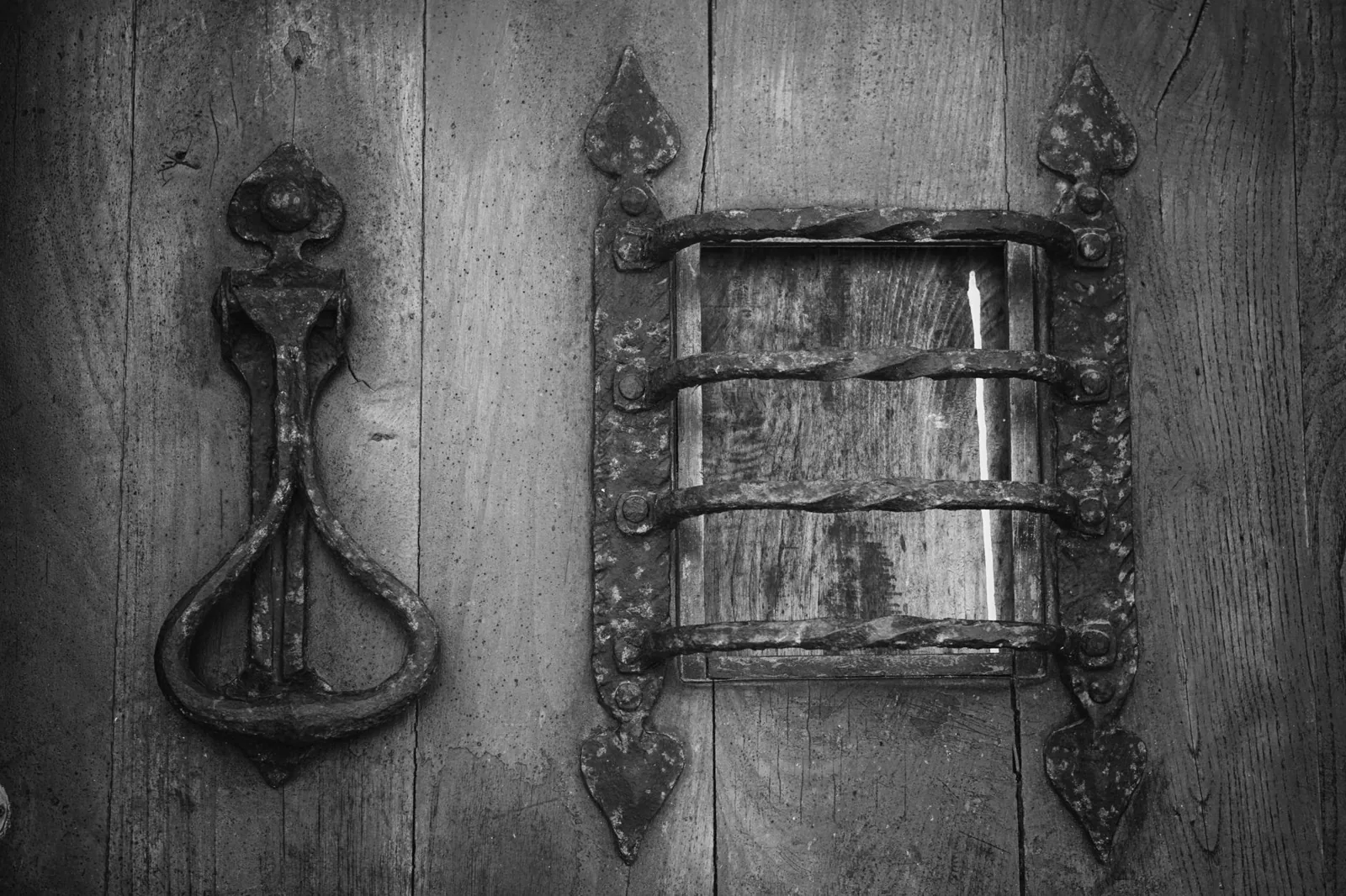 Ouvrir une porte sans poignée : méthodes sans dégâts